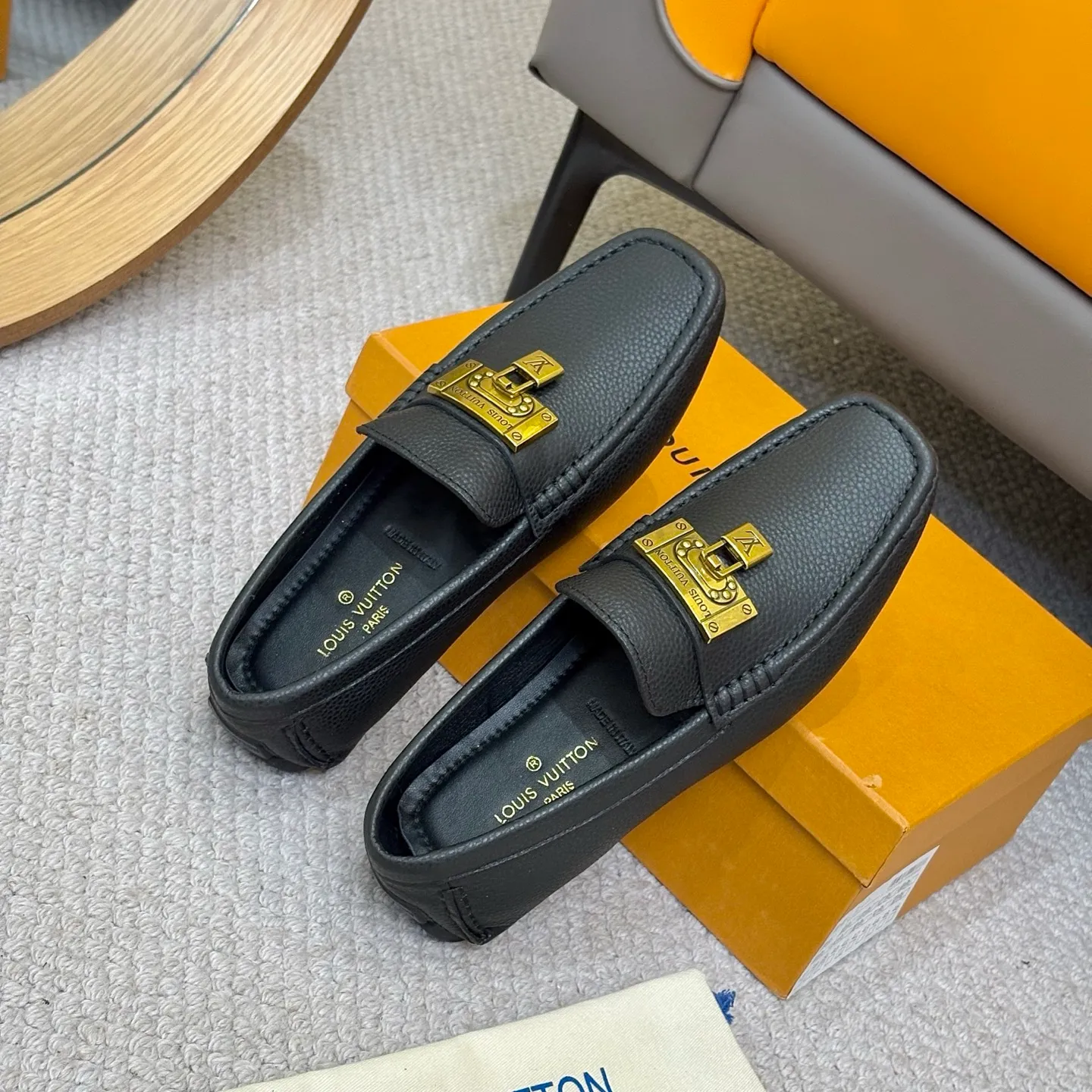 Men's men's shoes 💰420 (Yangli) LV 2⃣️0⃣️2⃣️5️⃣Spring and summer counter GLORIA series models ✈️Original factory special leather production, original last type. A classic driving slip-on casual shoe that shows an elegant style with exquisite craftsmanship details such as Monogram embossing all over the upper🌀Italian imported calfskin fabric Sheepskin foot pads➕Inside～Private mold replica sole Unique style Comfortable driving slip-on Size: 4-12 (38-46) Comes with [Counter packaging: original box, wrapping paper, card, instruction manual, shoehorn, cloth bag] No pressure to enter and leave the counter!